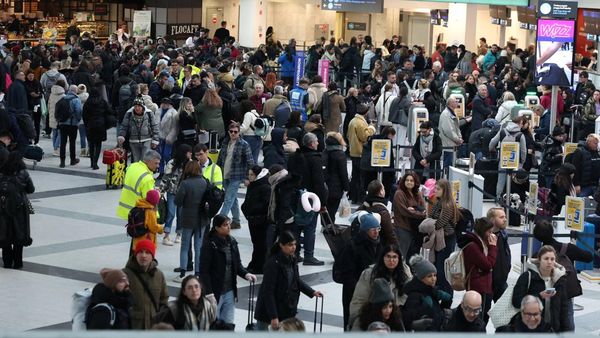 Cuaca Ekstrem Lumpuhkan Penerbangan di Budapest