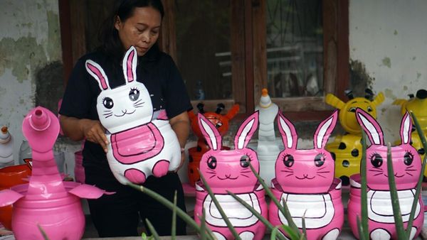 Dari Limbah Jadi Cuan, Warga Tulungagung Sulap Galon Bekas Jadi Pot Unik