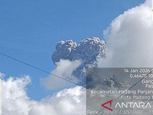 Gunung Marapi di Sumbar Erupsi Pagi Ini, Tinggi Kolom Abu Capai 1,6 Km