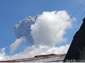 Erupsi Gunung Marapi Lontarkan Abu 1,6 Km, Terlihat dari Padang Pariaman