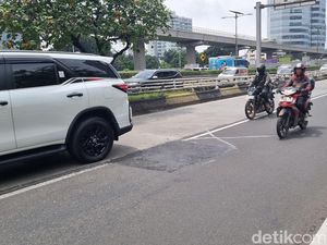 Sempat Berlubang, Jalan di Turunan Flyover Pancoran Kini Sudah Ditambal