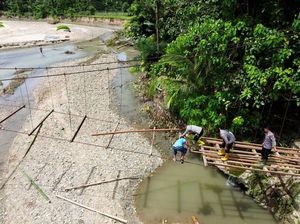 Warga dan Brimob Gotong Royong Perbaiki Jembatan Rusak di Gorontalo
