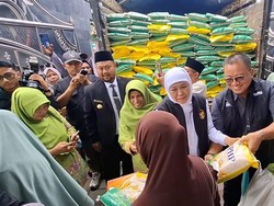 Jelang Ramadan Warga Gresik Padati Pasar Murah Pemprov Jatim