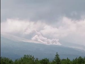 Semeru Erupsi, Awan Panas Guguran Meluncur 5 Kilometer