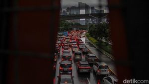 Hujan Reda, Kemacetan Mengular di Jalan Sudirman
