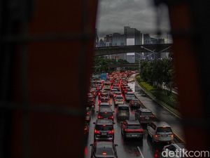 Hujan Reda, Kemacetan Mengular di Jalan Sudirman