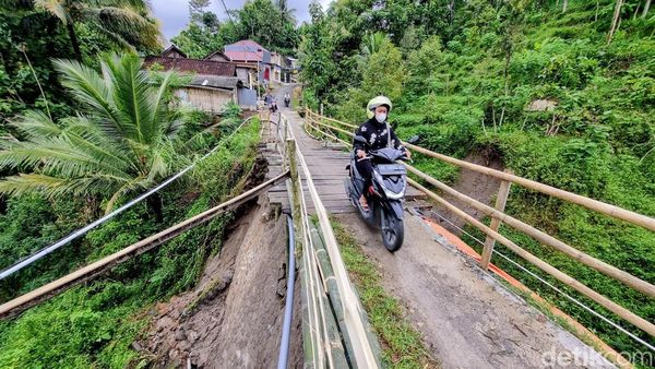 Potret Jembatan Rusak di Ponorogo Masih Dilewati Warga