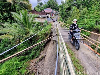 Potret Jembatan Rusak di Ponorogo Masih Dilewati Warga