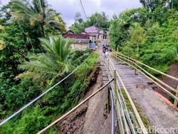 Viral Anak Sekolah di Ponorogo Harus Digendong Lewati Jembatan Rusak