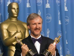 James Cameron Nyaris Hantam Harvey Weinstein Pakai Piala Oscar