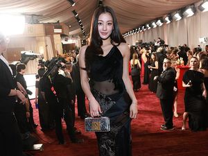 Penampilan Mengejutkan Jihyo TWICE di Golden Globes, Seksi Bergaun Transparan