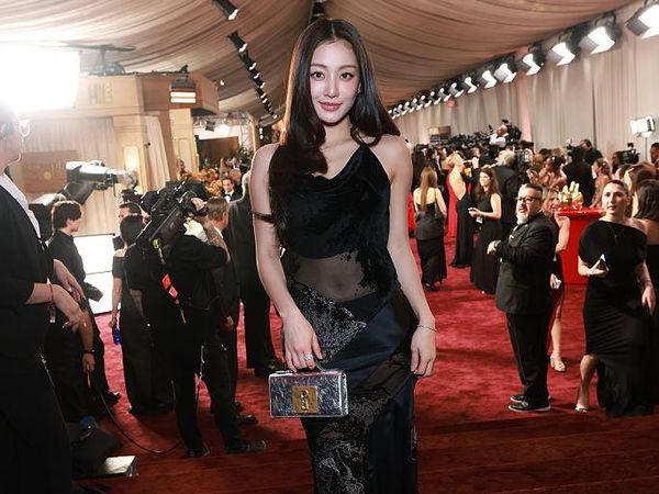 Penampilan Mengejutkan Jihyo TWICE di Golden Globes, Seksi Bergaun Transparan