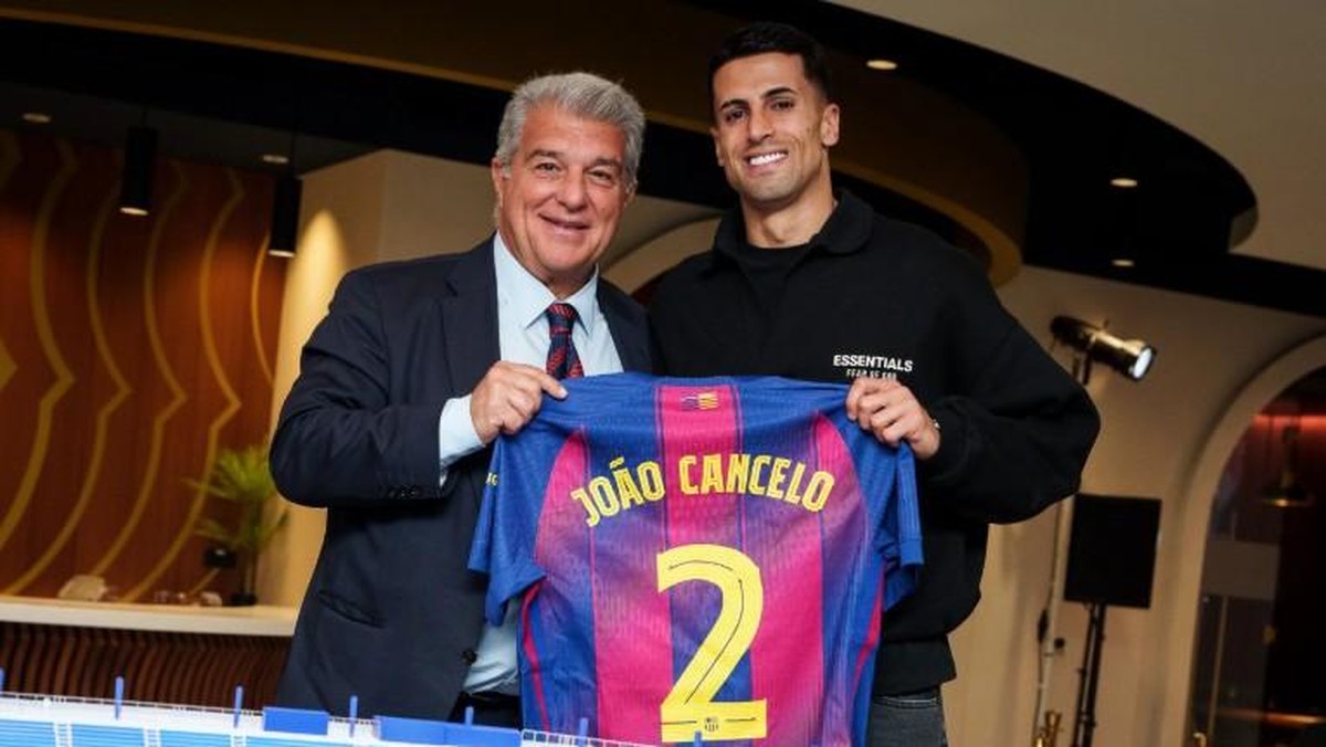 Presiden Barcelona Joan Laporta (kiri) berfoto bersama Joao Cancelo. Foto: German Parga - FC Barcelona