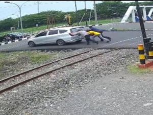 Menegangkan! Polisi Dorong Mobil Latihan Nyetir Mogok di Rel
