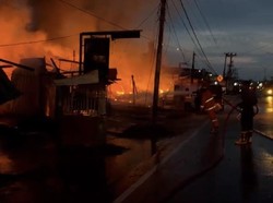 Kebakaran Hanguskan 15 Kios-Ruko di Pasar Anduonohu Kendari