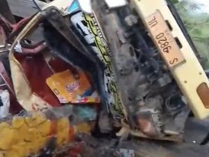 Video: Truk Angkut Buah Naga Hantam Rumah di Banyuwangi, 2 Orang Tewas
