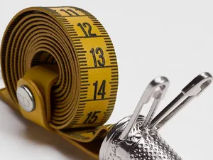 Era Baru Dior, Jonathan Anderson Bikin Gantungan Bentuk Meteran Rp 16 Juta