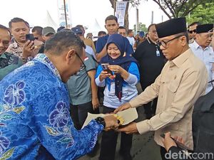 Mendes Yandri Borong Makanan UMKM di Booth Hari Desa