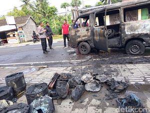 Carry Angkut BBM Terbakar di Dekat SPBU Borobudur Magelang
