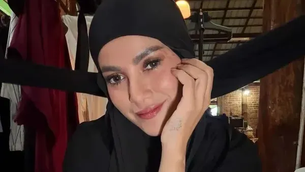 Penampilan Olla Ramlan Berhijab untuk Syuting Series