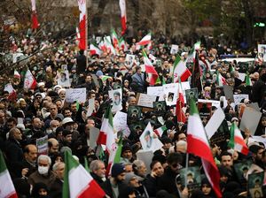 Pemakaman Massal Personel Keamanan Iran Digelar di Teheran