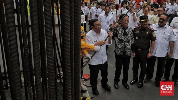 Gubernur DKI Jakarta Pramono Anung didampingu Wakil Gubernur DKI Jakarta Rano Karno dan mantan Gubernur DKI Jakarta Sutiyoso menyaksikan Pembongkaran tiang monorel di samping Stasiun LRT Setiabudi. Jakarta, Rabu, 14 Januari 2026.