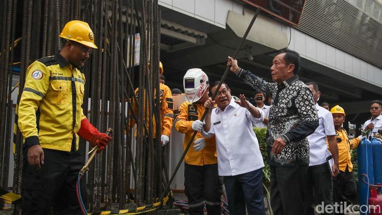 Pembongkaran Monorel Gagal Dimulai: Tiang-Tiang Diruntuhkan Satu Per Satu Tiap Malam