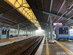 Tak Cuma Tempat Nunggu Kereta, Peron Stasiun Jadi Spot Foto Favorit Penumpang