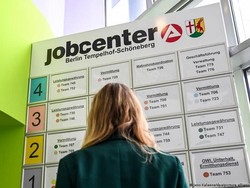 Perusahaan Eropa Batasi Perekrutan Baru Akibat AI dan Krisis Industri