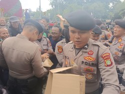 Polisi Bagikan Air Mineral dan Roti ke Massa Ojol di Kedubes AS