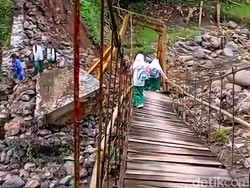 Siswa Cisolok Bertaruh Nyawa Seberangi Jembatan Miring Nyaris Putus