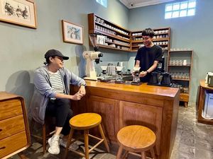 Sri Mulyani Mampir ke Pitutur Kopi Jogja, Puji Racikan Kopinya