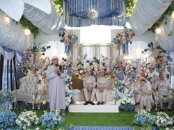 Sunatan Rasa Resepsi Nikah! Bocah Ini Viral Tampil Pakai Deretan Cincin Emas