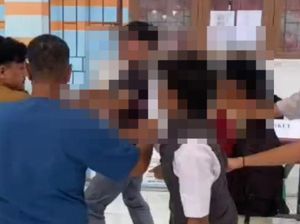 Viral Guru dan Siswa Adu Jotos di Jambi, Mendikdasmen Angkat Bicara