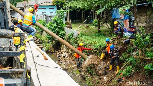 Tiang Listrik Ambruk di Depok, Tim Gabungan Bergerak Amankan Lokasi