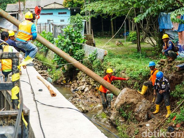 Tiang Listrik Ambruk di Depok, Tim Gabungan Bergerak Amankan Lokasi