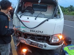 Kronologi Truk Boks Pecah Ban hingga Terguling di Tol Wiyoto Wiyono