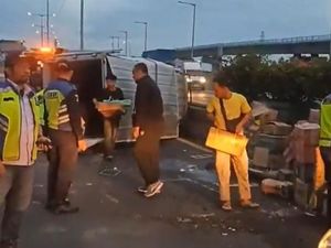 Truk Boks Pecah Ban hingga Terguling di Tol Wiyoto Wiyono Arah Priok
