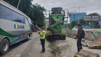 Lepas Kendali, Truk Molen Tabrak Pembatas Jalan di Jl Yos Sudarso Jakut
