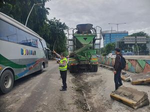 Lepas Kendali, Truk Molen Tabrak Pembatas Jalan di Jl Yos Sudarso Jakut