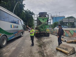 Lepas Kendali, Truk Molen Tabrak Pembatas Jalan di Jl Yos Sudarso Jakut