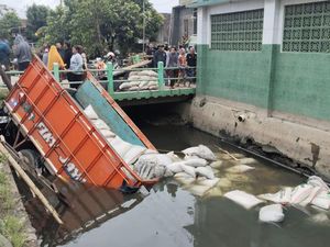 Truk Muatan Beras Nyemplung Sungai di Kaligawe Semarang, Sopir Tewas