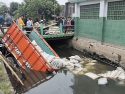 Truk Muatan Beras Nyemplung Sungai di Kaligawe Semarang, Sopir Tewas