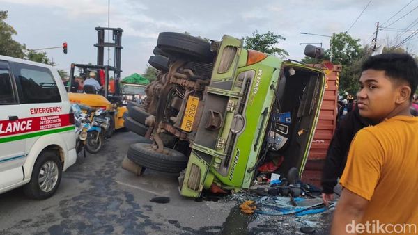 Truk Kontainer Terguling Satu Pengendara Motor Tewas