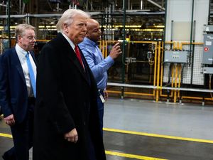 Trump ke Detroit, Klaim Kebijakan Tarif Dongkrak Investasi Industri Otomotif