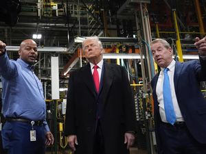 Trump Acungkan Jari Tengah ke Buruh Saat Diteriaki Pelindung Pedofil