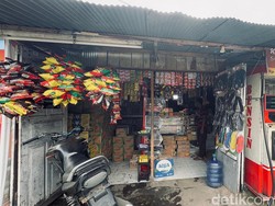 Warung Bugis dan Motor Thunder Butut Penghias Jalan Makassar