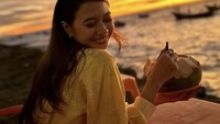 Asyiknya Yuki Kato Bersantai Ditemani Es Kelapa hingga Kopi Susu!