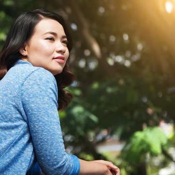 Cancer dikenal sebagai zodiak yang tenang secara emosional karena memiliki empati tinggi. Mereka mampu menghadapi masalah dengan perasaan yang terkendali.