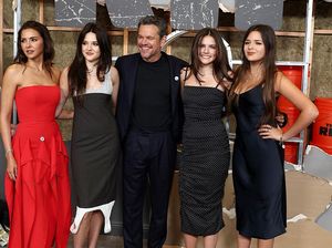 Momen Langka Matt Damon Tampil Bareng 3 Putri Cantiknya di Karpet Merah